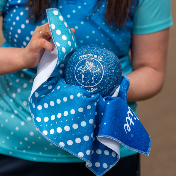 Henselite Dri Tec Towel Velocity Blue Mint Person 2